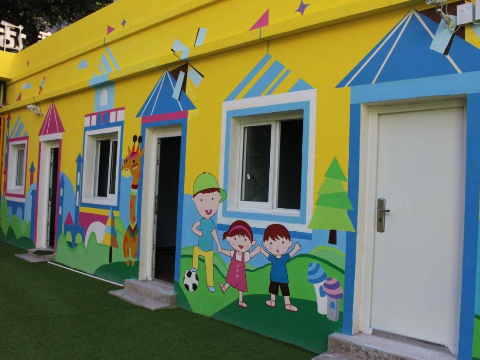 推荐幼儿园墙绘设计图 墙绘施工注意事项有哪些 幼儿园墙绘要根据院里的整体风格,家具,玩具设备来进行确定,一般室内和室外的墙绘是不一样的。外墙墙绘以简单大方为主,室内的墙绘要富有教育意义,颜色要丰富一些,这样对视力好,对于开发大脑也有一定的作用,幼儿园墙绘的具体步骤是: 1、要先做好大草稿,定大形,确定好颜色,找关键人物,设计图案等。 2、先做好室内墙绘,然后再做室外,因为室内墙绘做好后,室外墙绘就比较简单。 3、外墙要注意人物的整体大小、颜色和建筑结构,这样做出来的墙绘才不会显得单调。